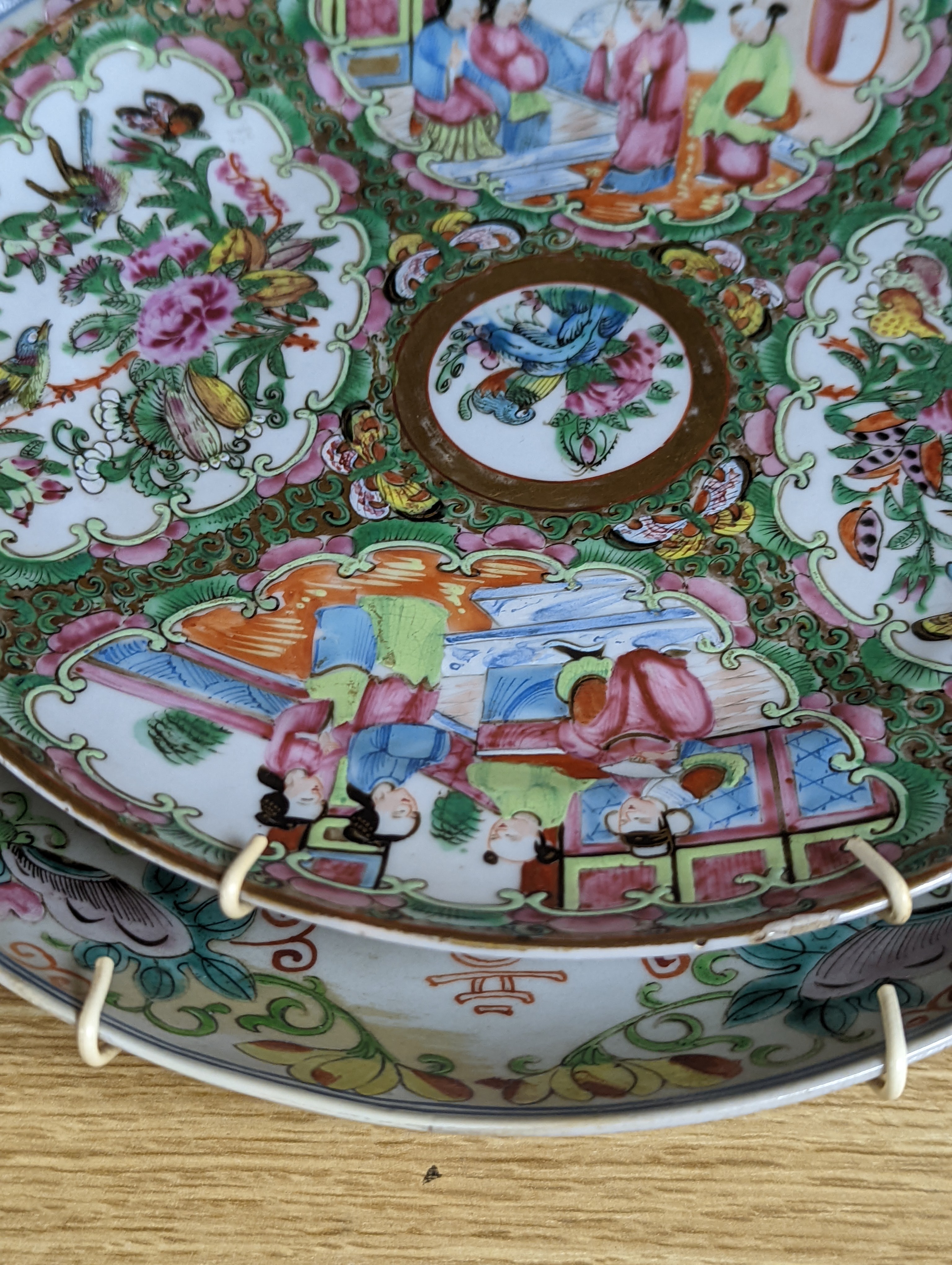 A Chinese famille verte crackle glaze jar and cover, 14.5cm, two famille rose dishes and a crackle glaze ‘dragon’ vase, all late 19th/early 20th century